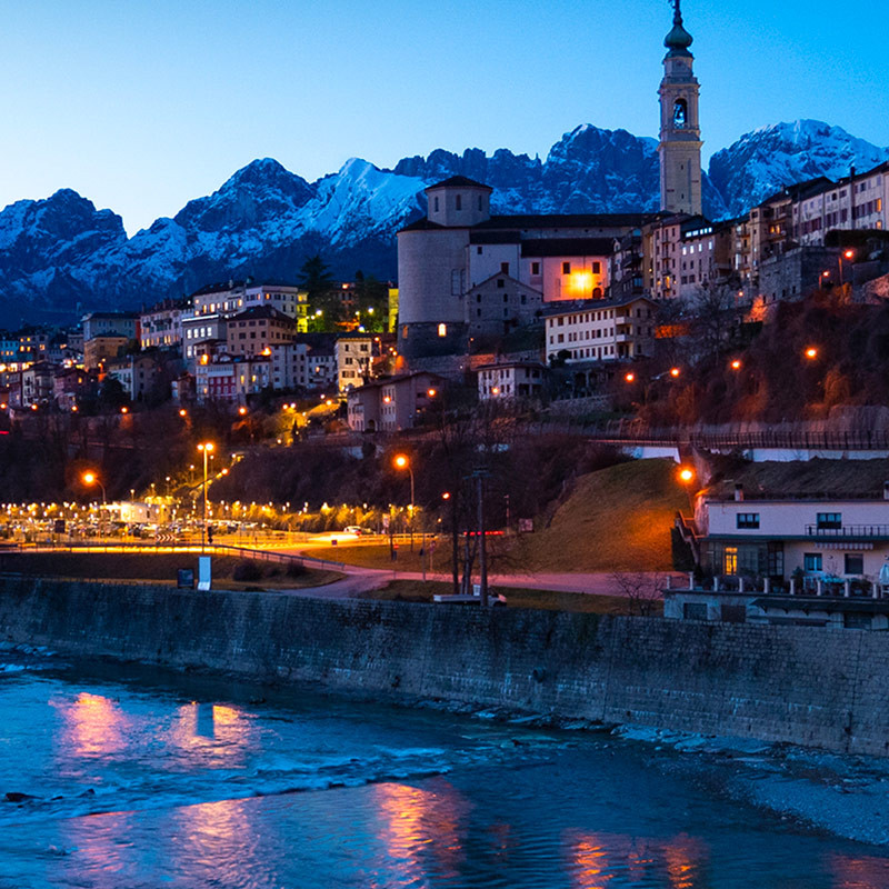 vista di belluno di notte